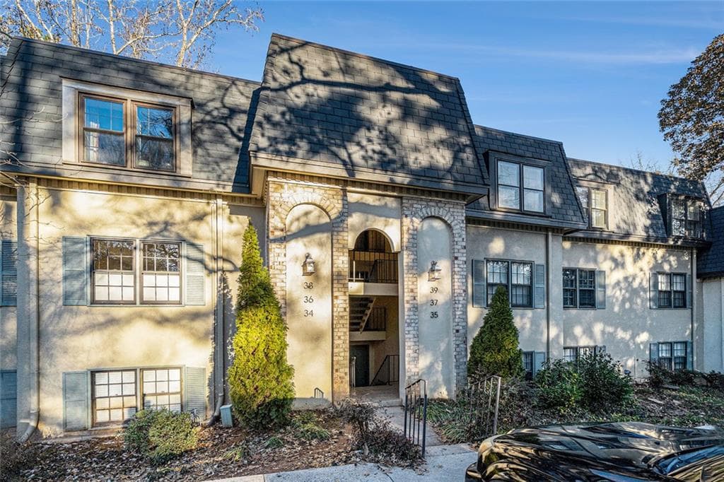 3 bedroom, 2 bathroom, 1,546 sq ft condominium sold at 36 Chaumont Square Northwest Square, Atlanta, GA 30327