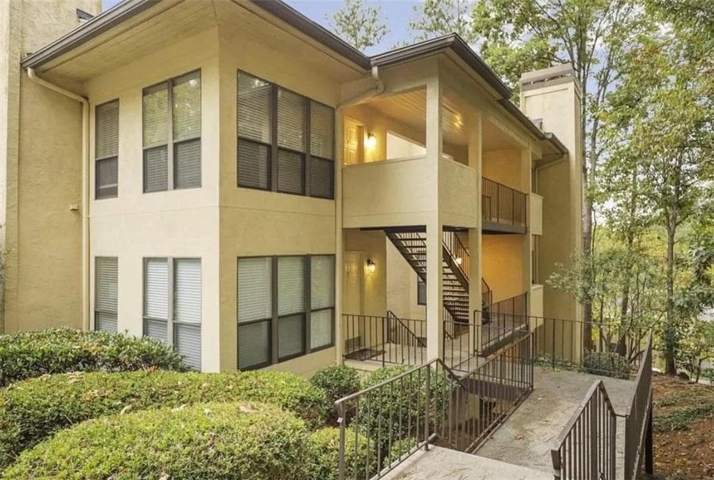 2 bedroom, 2 bathroom, 1,359 sq ft condominium sold at 807 Lismore, Smyrna, GA 30080