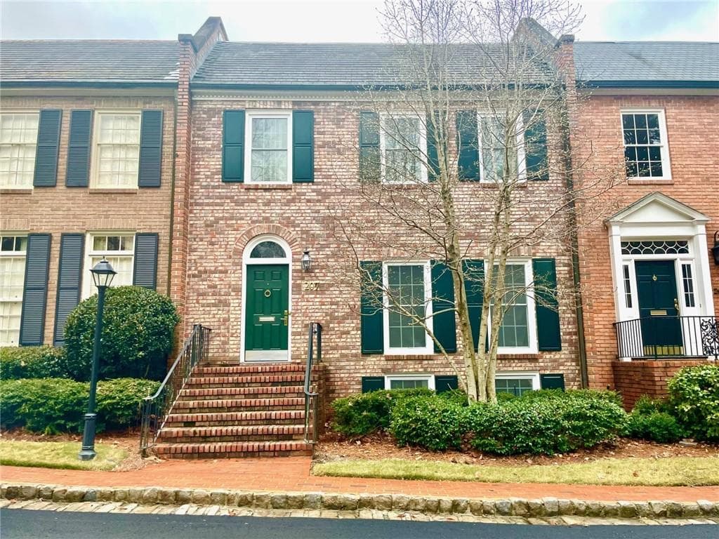 3 bedroom, 4 bathroom, 3,100 sq ft townhouse sold at 207 Townsend Place, Atlanta, GA 30327