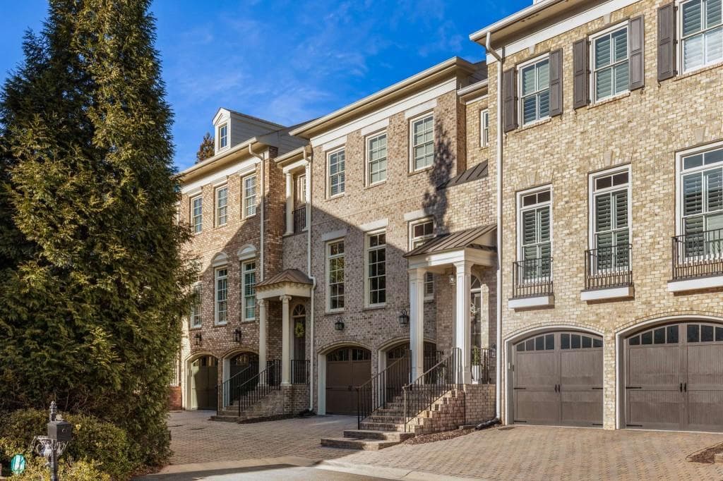 3 bedroom, 4 bathroom townhouse sold at 9048 Riverbend Manor, Alpharetta, GA 30022