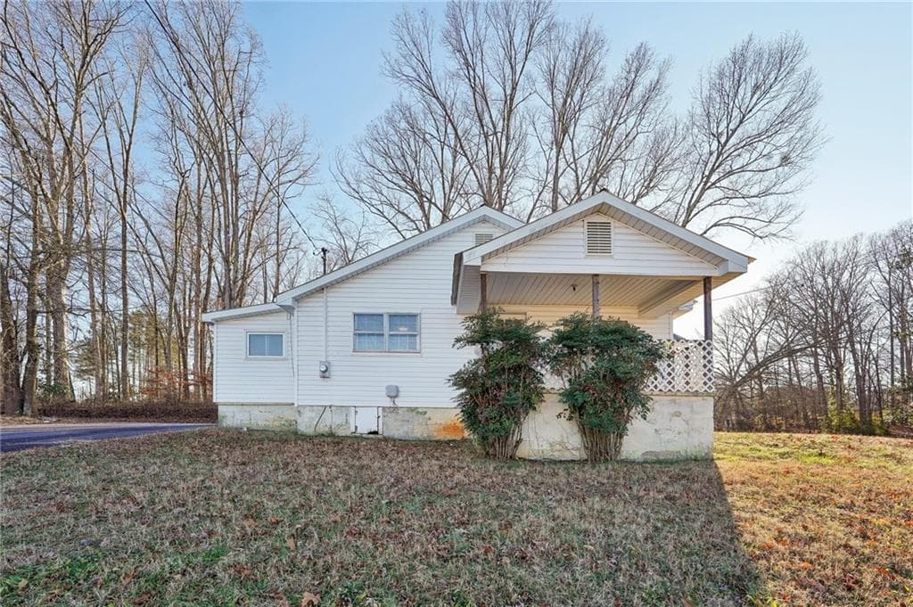 2 bedroom, 2 bathroom, 956 sq ft single family residence sold at 220 Buchanan Street, Dallas, GA 30132