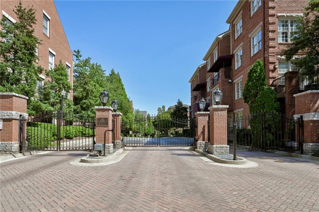 3 bedroom, 3 bathroom, 2,228 sq ft condominium sold at 1735 Peachtree Street 129, Atlanta, GA 30309