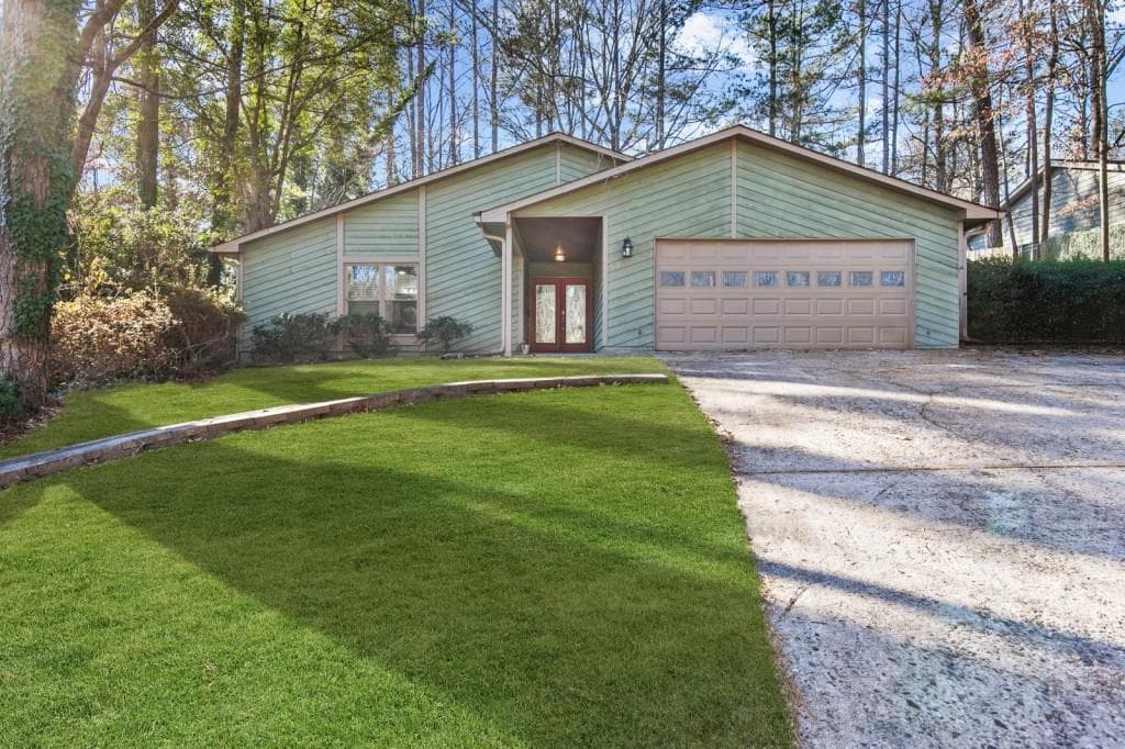 4 bedroom, 2 bathroom, 1,626 sq ft single family residence sold at 520 Creekwood Crossing, Roswell, GA 30076