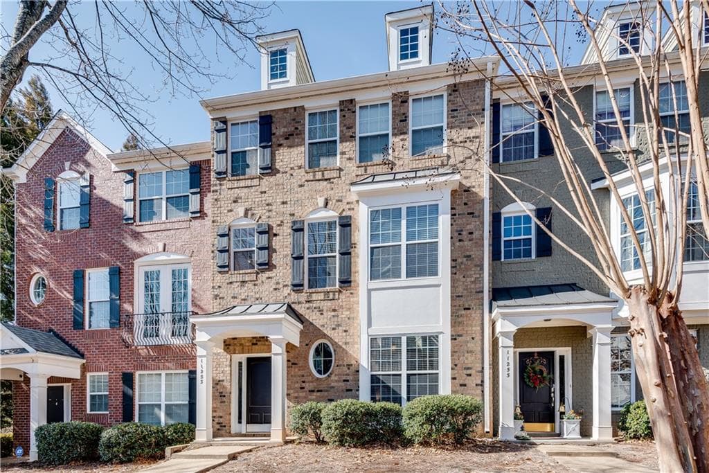 4 bedroom, 4 bathroom townhouse sold at 11253 Musette Circle, Alpharetta, GA 30009
