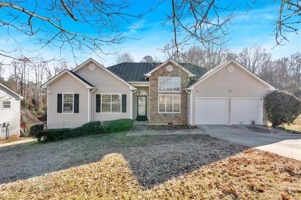 3 bedroom, 2 bathroom single family residence sold at 10944 Knotty Pine Place, Hampton, GA 30228