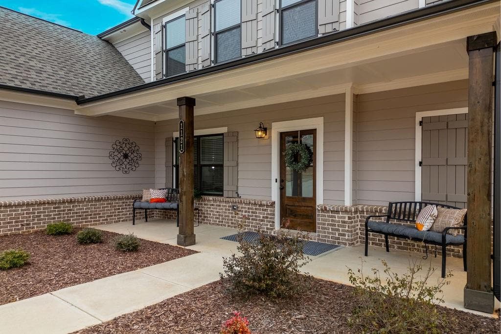 5 bedroom, 4 bathroom single family residence sold at 1121 Red Oak Lane, Loganville, GA 30052
