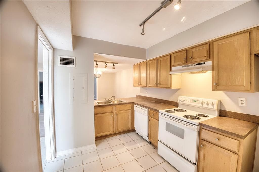 2 bedroom, 3 bathroom condominium sold at 6037 Regent Manor, Lithonia, GA 30058