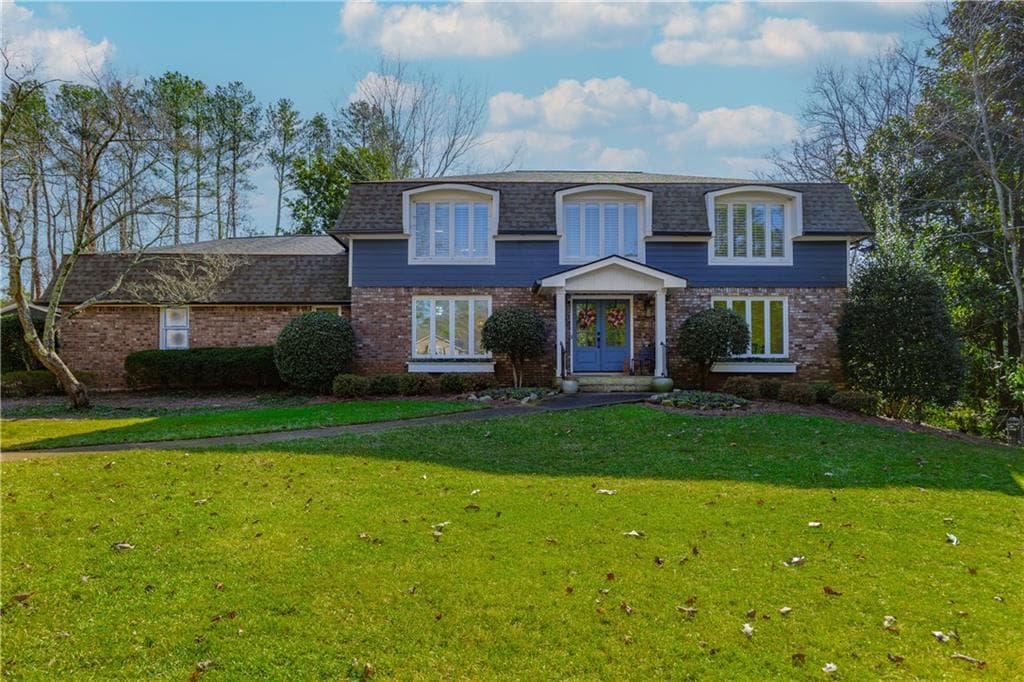 5 bedroom, 4 bathroom single family residence sold at 555 Hembree Road, Roswell, GA 30076