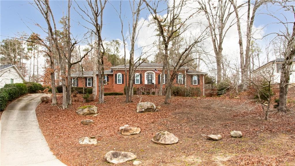 5 bedroom, 4 bathroom single family residence sold at 790 Oakhaven Drive, Roswell, GA 30075