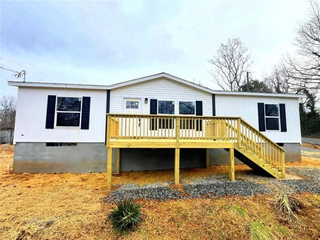 3 bedroom, 2 bathroom single family residence sold at 2481 Broadway Place, Gainesville, GA 30504