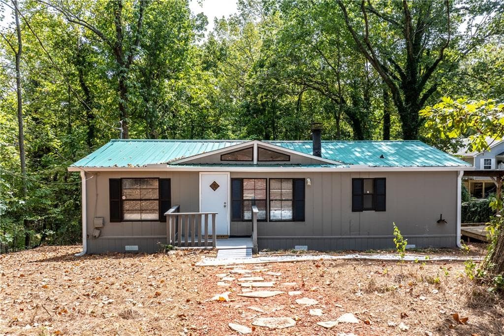 2 bedroom, 2 bathroom, 960 sq ft single family residence sold at 6105 Lakeside Court, Gainesville, GA 30506