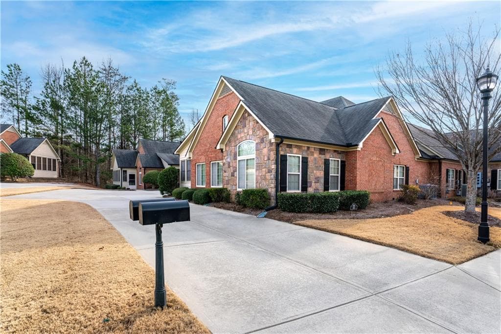 3 bedroom, 3 bathroom townhouse sold at 2401 Brookhavenrun Circle, Duluth, GA 30097