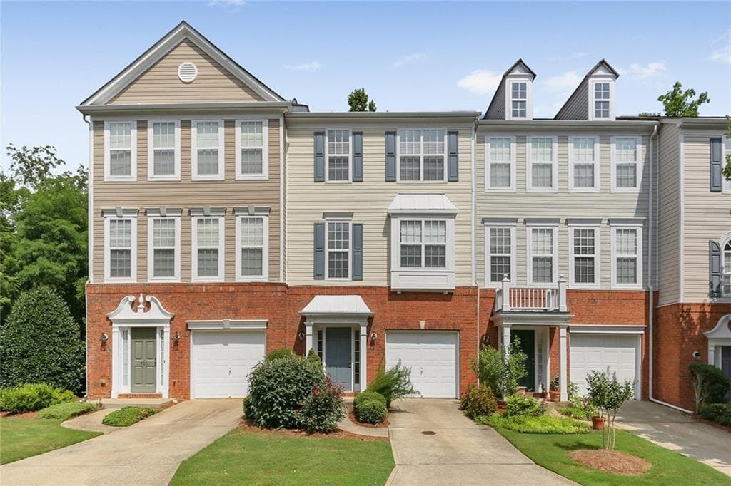 3 bedroom, 4 bathroom, 1,985 sq ft townhouse sold at 907 Whittington Way, Alpharetta, GA 30004