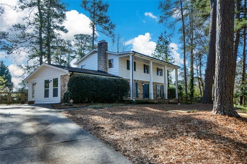 4 bedroom, 3 bathroom, 2,500 sq ft single family residence sold at 9935 La View Circle, Roswell, GA 30075