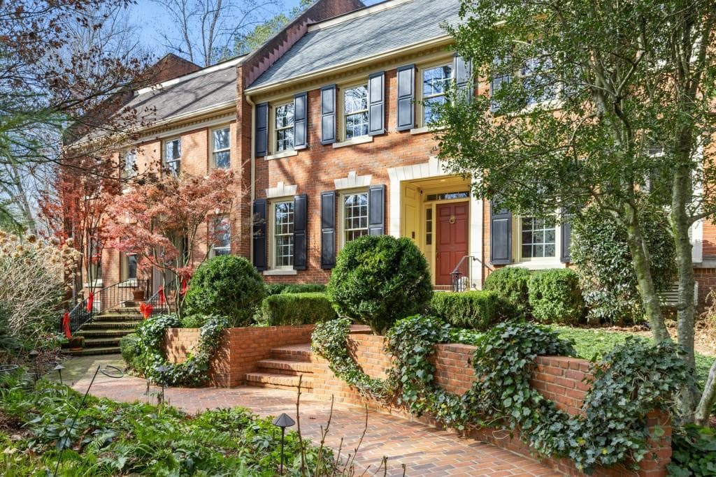 4 bedroom, 5 bathroom, 3,334 sq ft townhouse sold at 4458 Paces Battle, Atlanta, GA 30327
