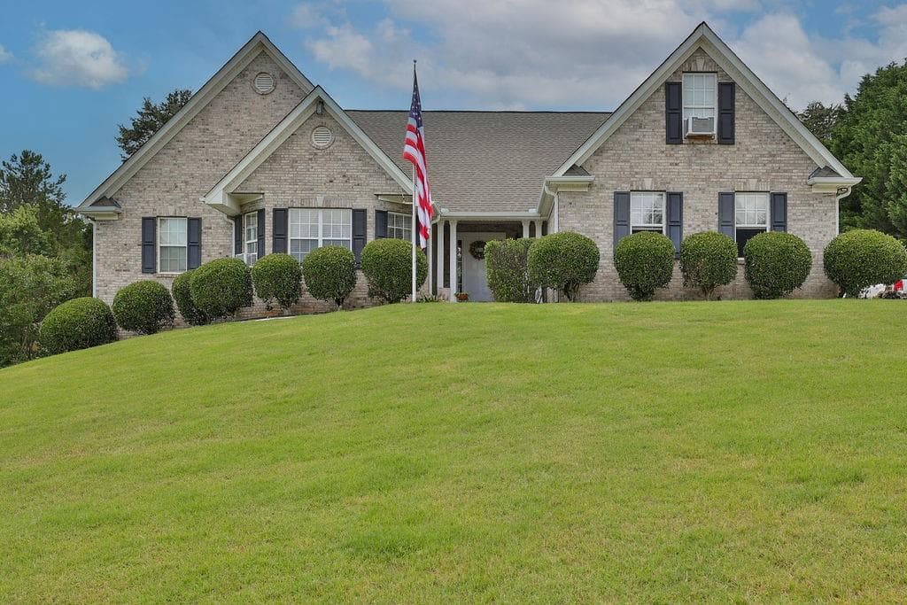 3 bedroom, 2 bathroom single family residence sold at 1403 Shiloh Oak Drive, Loganville, GA 30052