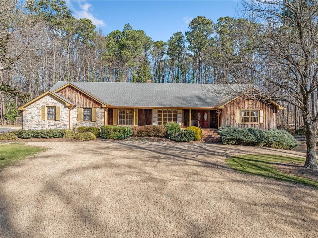 5 bedroom, 4 bathroom single family residence sold at 400 Hollyberry Drive, Roswell, GA 30076