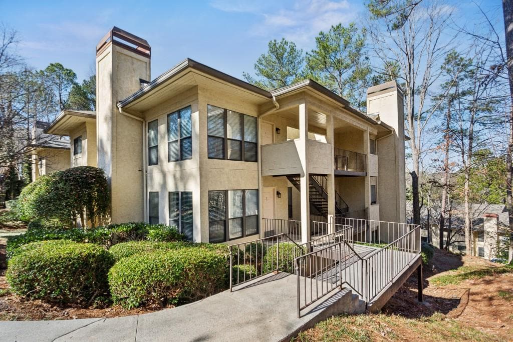 2 bedroom, 2 bathroom, 1,381 sq ft condominium sold at 310 Comeragh, Smyrna, GA 30080