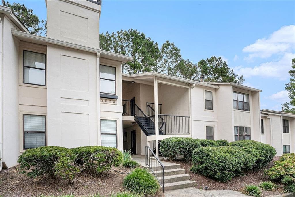 2 bedroom, 2 bathroom condominium sold at 2501 HUNTINGDON CHASE, Atlanta, GA 30350