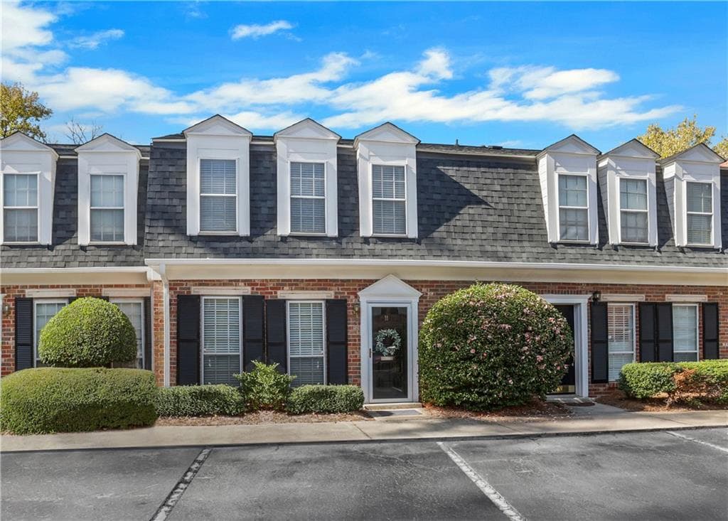 2 bedroom, 3 bathroom, 1,320 sq ft condominium sold at 11 NEWPORT Place, Atlanta, GA 30318