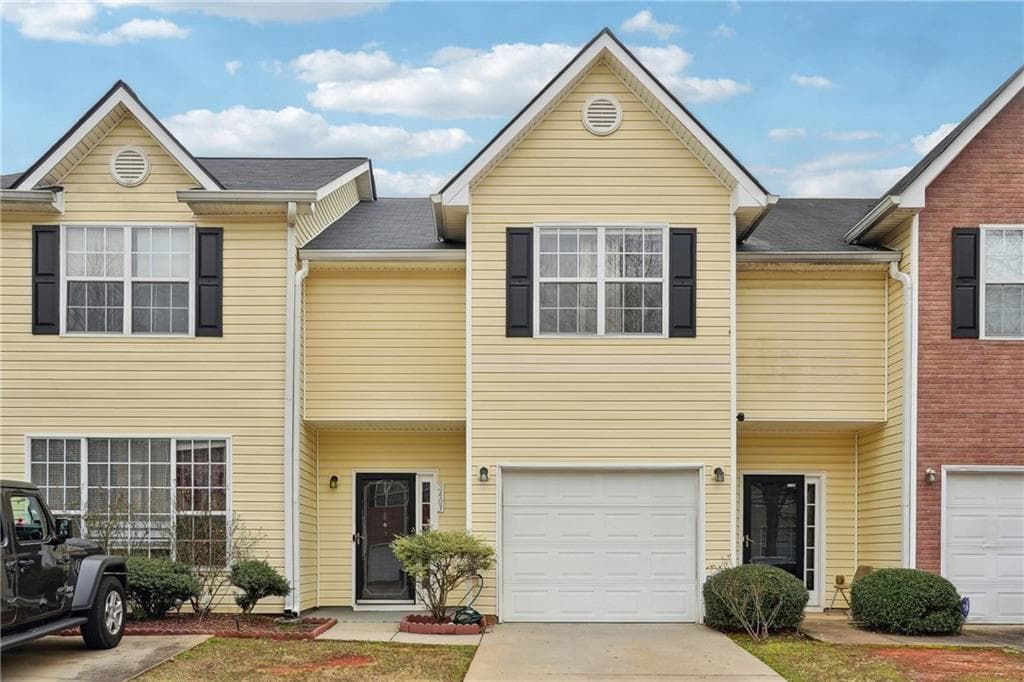 3 bedroom, 3 bathroom townhouse sold at 2403 Brianna Drive, Hampton, GA 30228