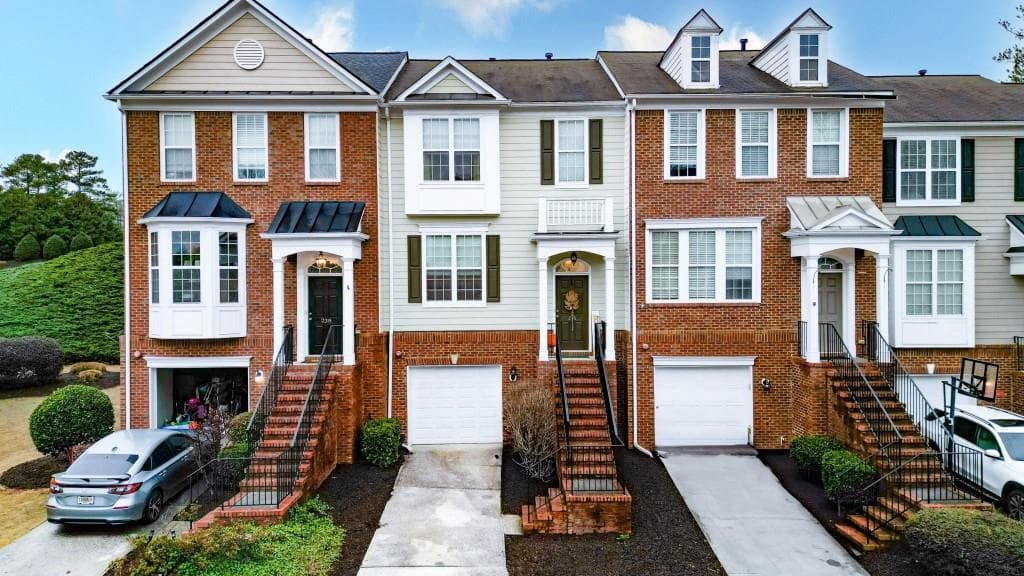 3 bedroom, 4 bathroom, 1,914 sq ft townhouse sold at 236 Balaban Circle, Woodstock, GA 30188