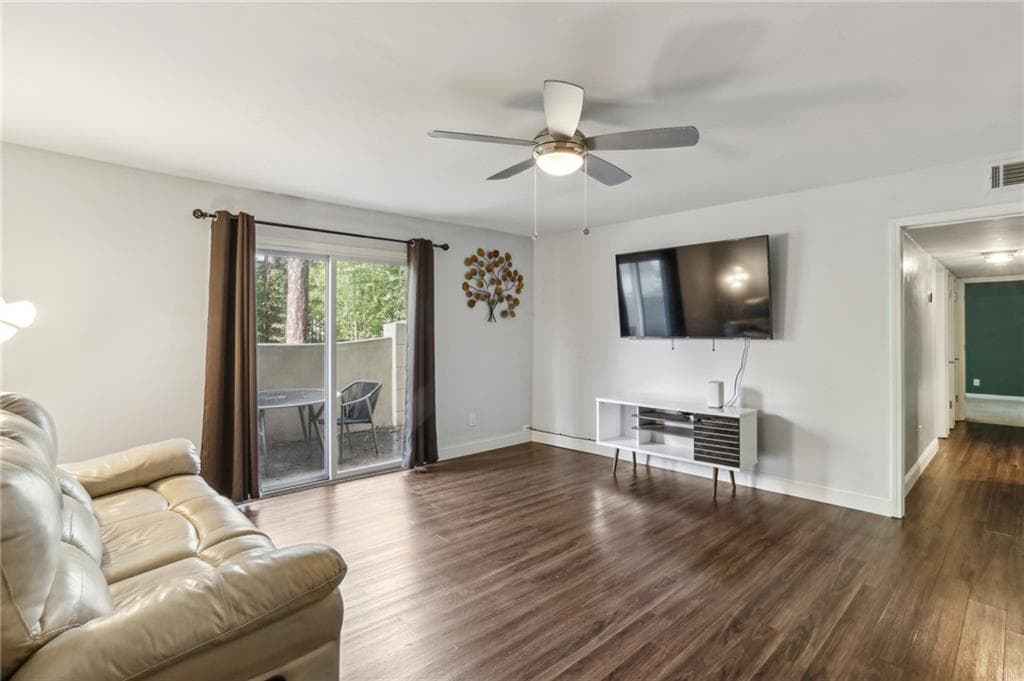 2 bedroom, 2 bathroom, 1,055 sq ft condominium sold at 725 Dalrymple Road 2E, Atlanta, GA 30328