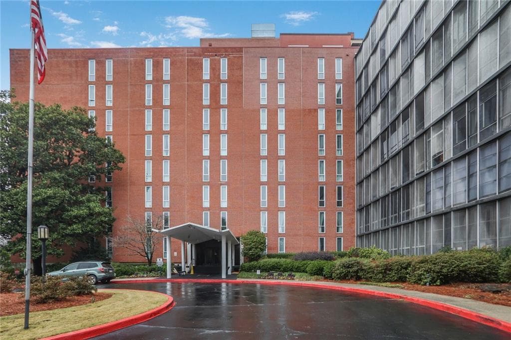 1 bedroom, 1 bathroom, 693 sq ft condominium sold at 3060 Pharr Court North 619, Atlanta, GA 30305