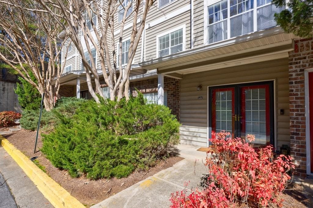 1 bedroom, 1 bathroom condominium sold at 2700 Pine Tree Road 4006, Atlanta, GA 30324