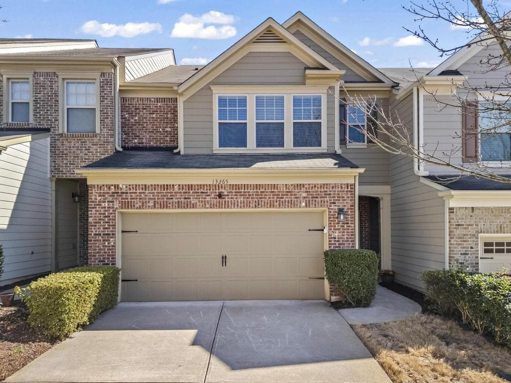 3 bedroom, 3 bathroom townhouse sold at 13265 Warrenville Cove, Alpharetta, GA 30004