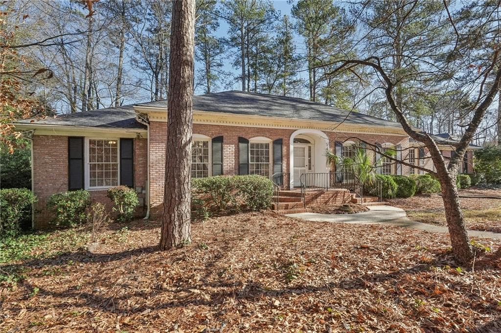 3 bedroom, 2 bathroom single family residence sold at 545 Spalding Drive, Atlanta, GA 30328