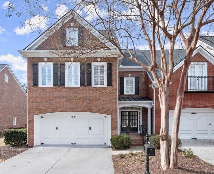 3 bedroom, 4 bathroom townhouse sold at 4901 Village Green Drive, Roswell, GA 30075