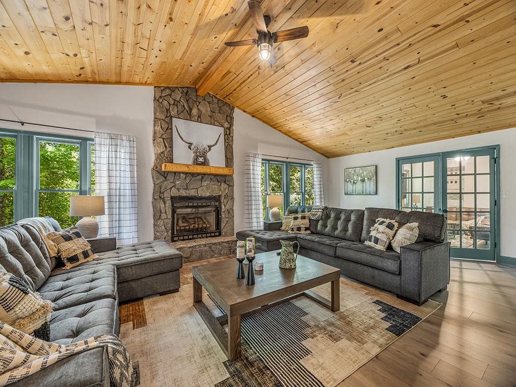 5 bedroom, 4 bathroom single family residence sold at 132 Indigo Drive, Ellijay, GA 30540