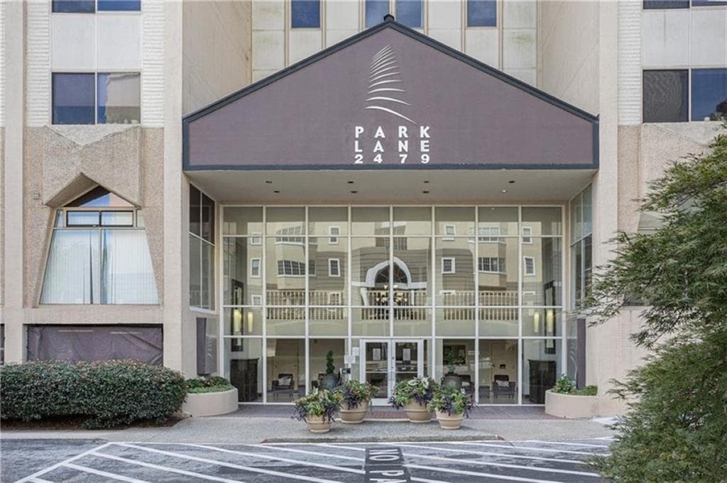 2 bedroom, 2 bathroom, 1,062 sq ft condominium sold at 2479 Peachtree Road 1115, Atlanta, GA 30305