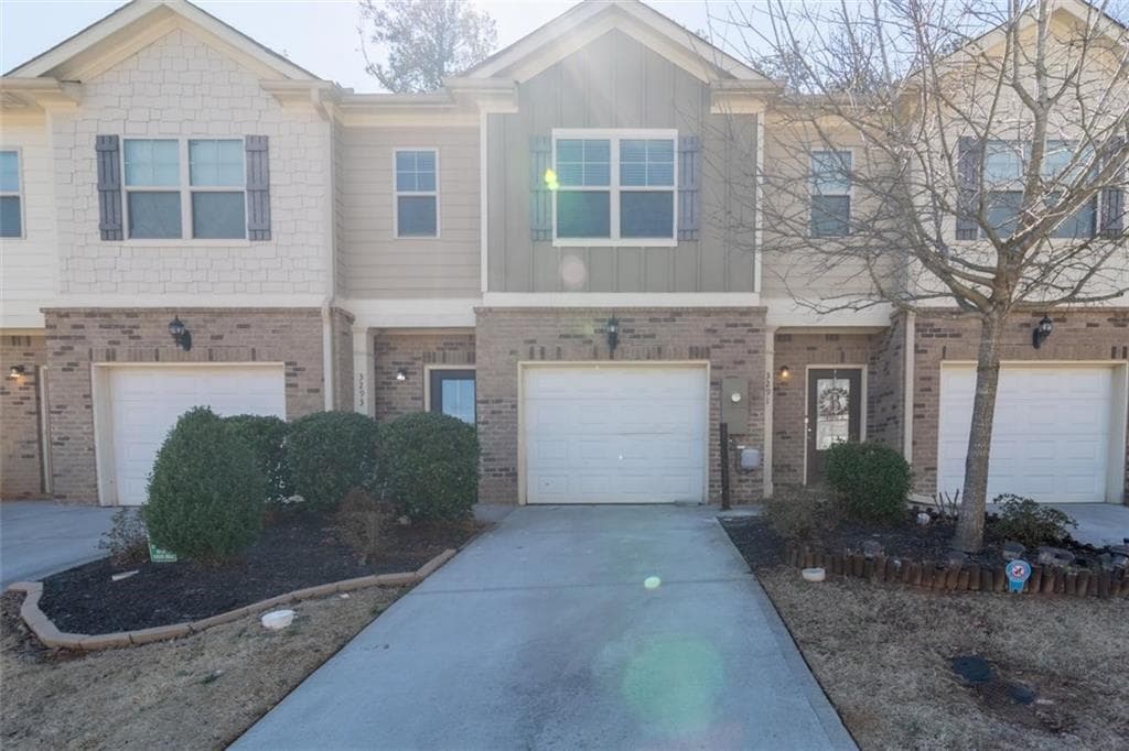 3 bedroom, 3 bathroom townhouse sold at 3293 Pennington Drive, Stonecrest, GA 30038