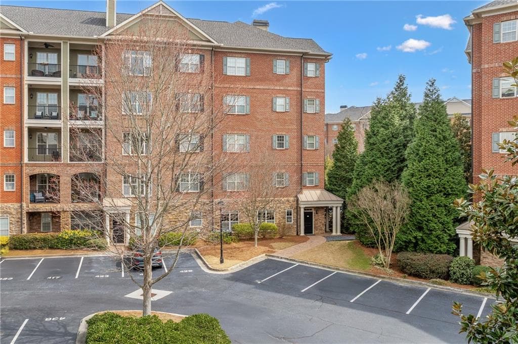 1 bedroom, 2 bathroom townhouse sold at 2300 Peachford Road 4004, Atlanta, GA 30338