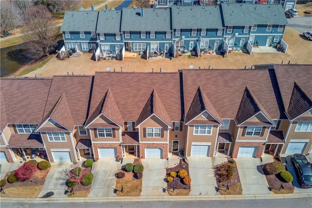3 bedroom, 3 bathroom townhouse sold at 6307 Shoreview Circle, Flowery Branch, GA 30542