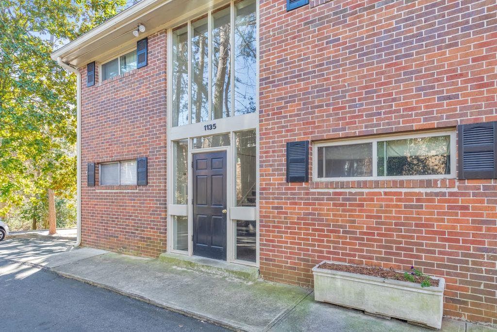 1 bedroom, 1 bathroom, 588 sq ft condominium sold at 1135 Clairemont Avenue B, Decatur, GA 30030