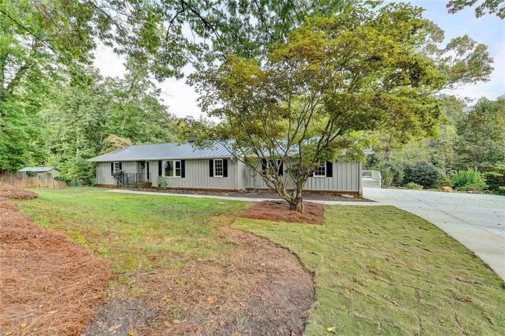 4 bedroom, 4 bathroom single family residence sold at 3370 Edgewood Circle, Gainesville, GA 30506