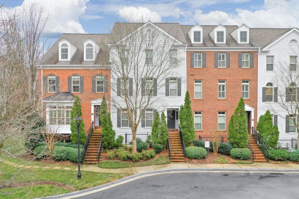 2 bedroom, 2 bathroom condominium sold at 212 Le Gran Cove, Sandy Springs, GA 30328