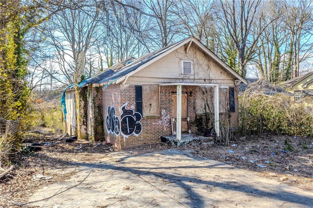 3 bedroom, 2 bathroom single family residence sold at 1340 North Avenue Avenue, Atlanta, GA 30318