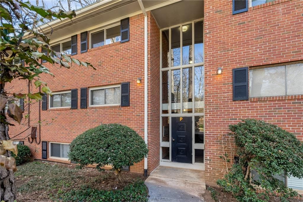2 bedroom, 1 bathroom condominium sold at 1111 Clairemont Avenue P5, Decatur, GA 30030