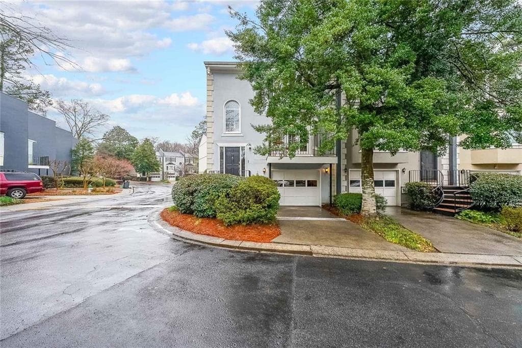 3 bedroom, 4 bathroom townhouse sold at 50 Sycamore Station, Decatur, GA 30030