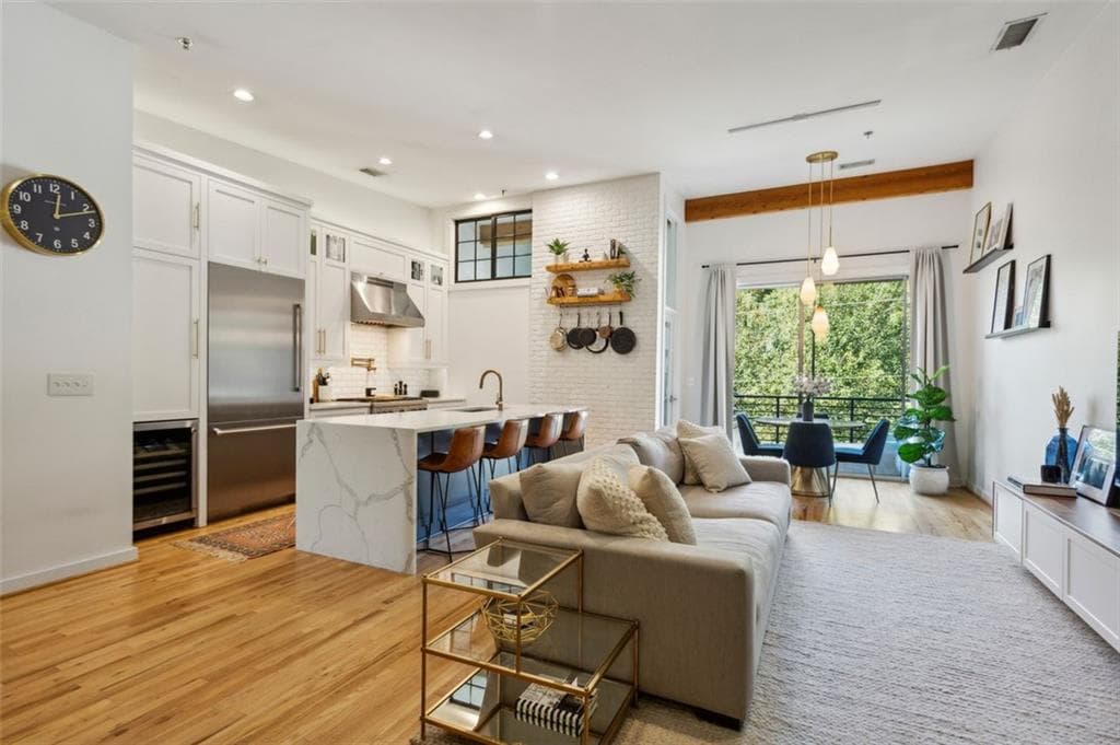1 bedroom, 2 bathroom condominium sold at 455 Glen Iris Drive U, Atlanta, GA 30308