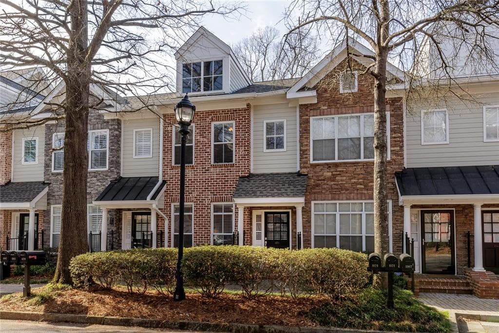 2 bedroom, 2 bathroom townhouse sold at 1175 Glenridge Place, Atlanta, GA 30342