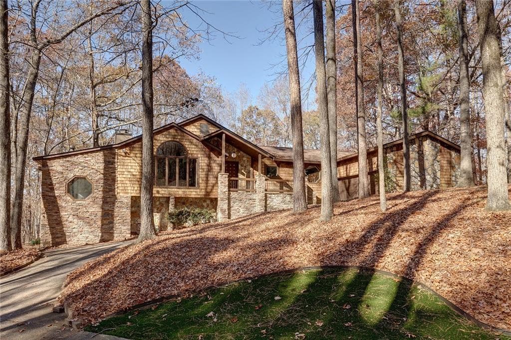 4 bedroom, 4 bathroom single family residence sold at 935 Pine Grove Pointe Drive, Roswell, GA 30075