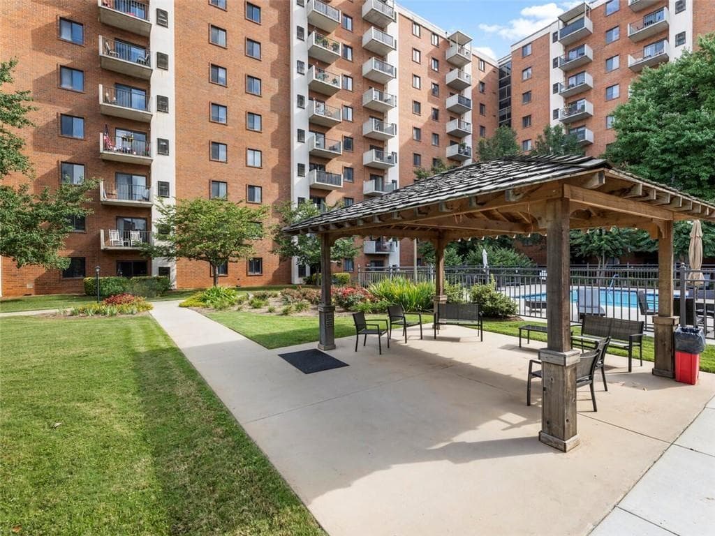 1 bedroom, 1 bathroom condominium sold at 300 JOHNSON FERRY Road #B401, Atlanta, GA 30328