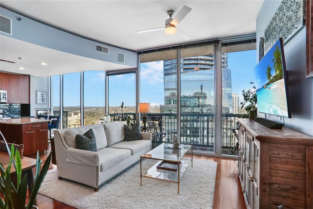 1 bedroom, 1 bathroom, 789 sq ft condominium sold at 3324 Peachtree Road 2807, Atlanta, GA 30326