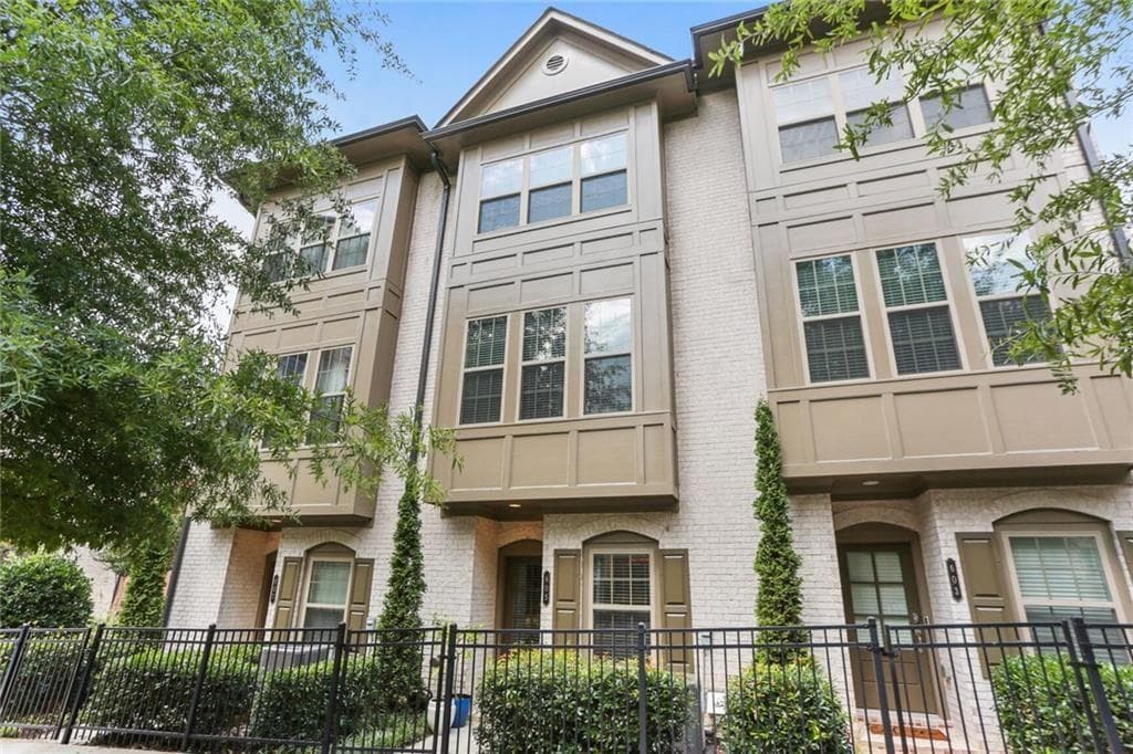 2 bedroom, 3 bathroom townhouse sold at 605 Broadview Place, Atlanta, GA 30324