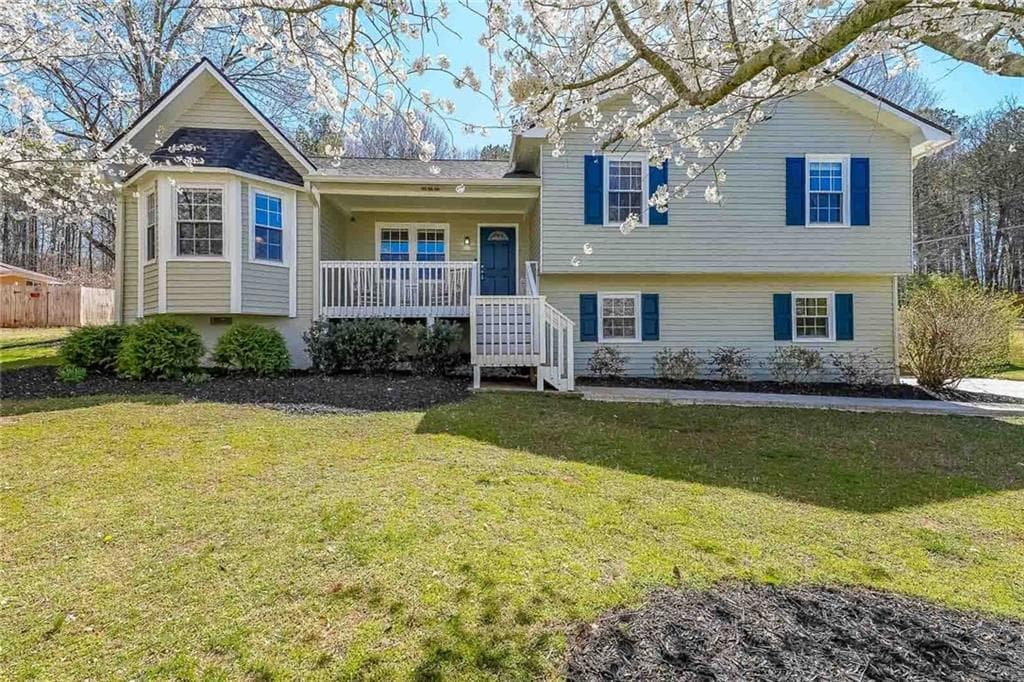 3 bedroom, 2 bathroom single family residence sold at 1692 Cumberland Trace, Acworth, GA 30102